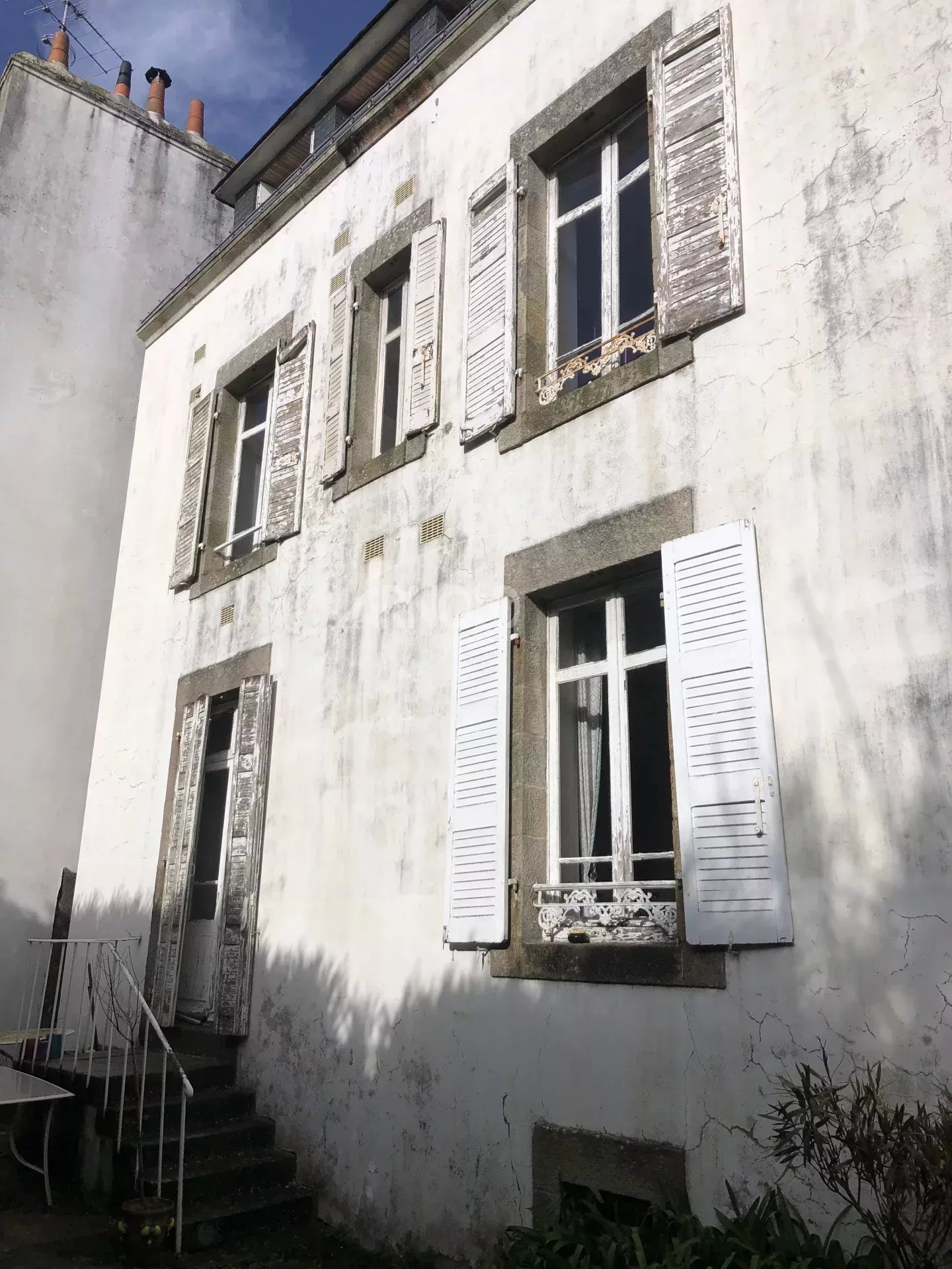 House to renovate in Vannes Bourgeois house to renovate in Vannes, with shuttered windows and stone facade.