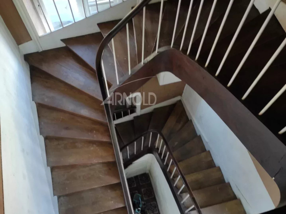 Wooden staircase in a bourgeois house to be renovated in Vannes.