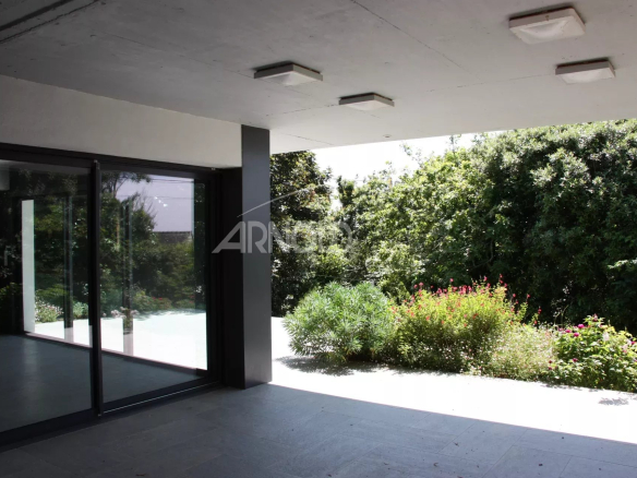 Vue de l'extérieur d'une maison moderne avec jardin verdoyant à Sarzeau.