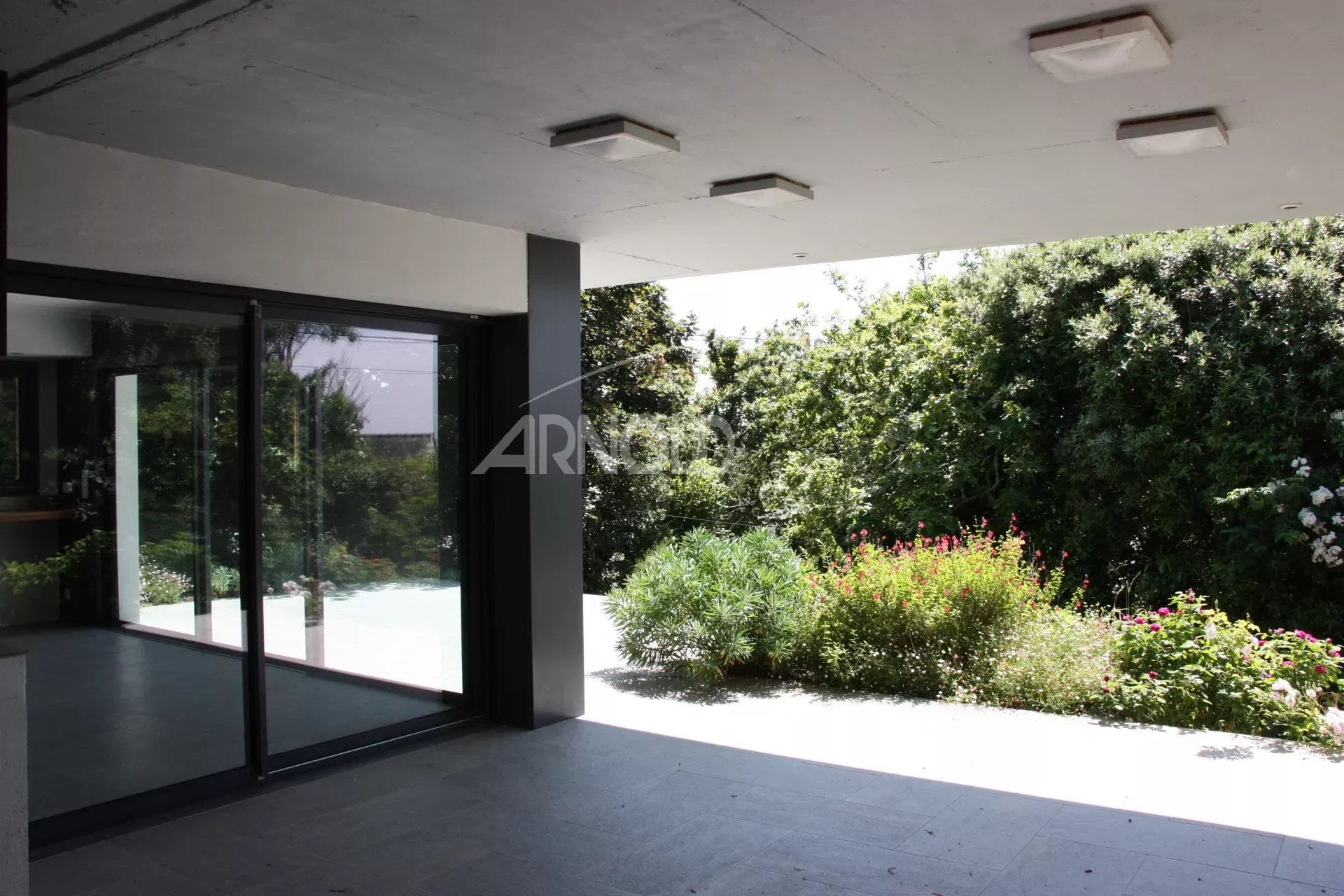 Maison familiale à Sarzeau Vue de l'extérieur d'une maison moderne avec jardin verdoyant à Sarzeau.