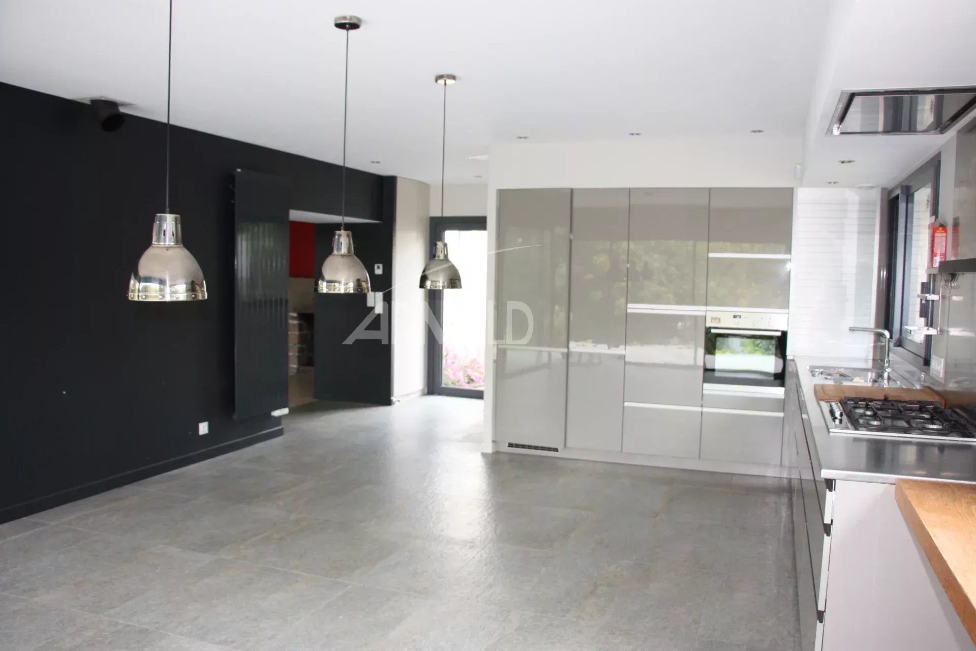 Intérieur d’une maison familiale à Sarzeau Intérieur d'une maison familiale moderne avec cuisine ouverte et salon lumineux.
