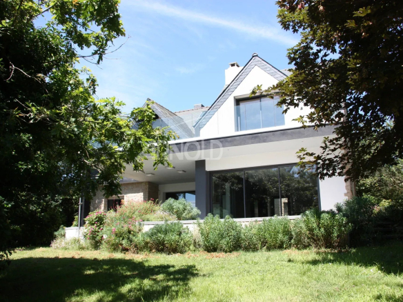 Maison familiale moderne avec jardin, située à Sarzeau, près de la plage.
