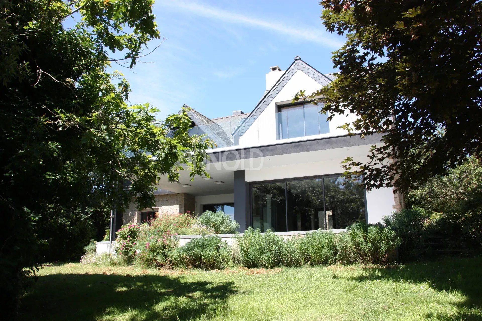 Maison familiale à Sarzeau Maison familiale moderne avec jardin, située à Sarzeau, près de la plage.