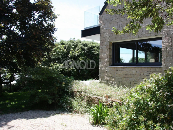 Maison familiale en pierre avec jardin verdoyant à Sarzeau.