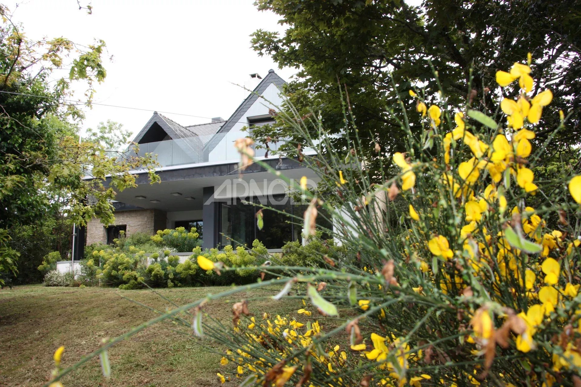 Maison familiale à Sarzeau Maison familiale moderne avec jardin et fleurs jaunes, située dans un hameau verdoyant.