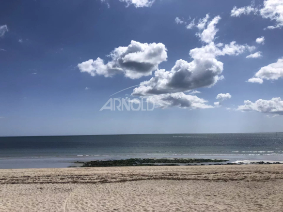 Plage de Sarzeau avec ciel nuageux et mer calme