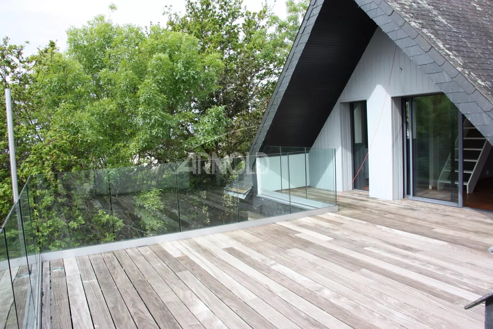 Terrasse d’une maison à Sarzeau Terrasse en bois d'une maison avec vue sur la verdure, située à Sarzeau.