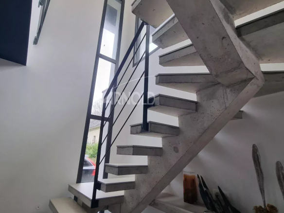 Escalier en béton moderne dans une maison contemporaine à Vannes.