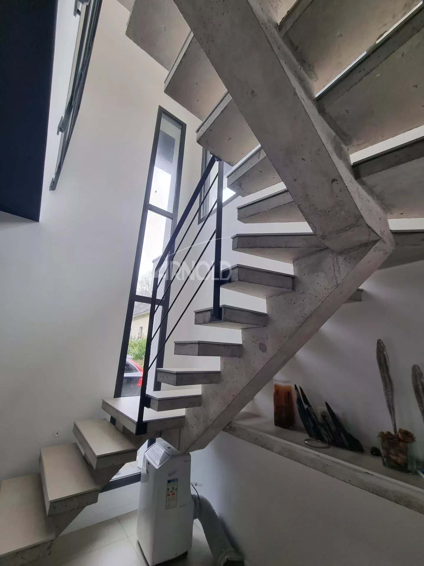 Escalier moderne en béton Escalier en béton moderne dans une maison contemporaine à Vannes.