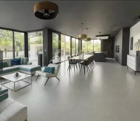 Intérieur d'une maison contemporaine à Vannes, avec un grand espace de vie lumineux et moderne.