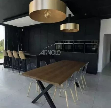 Intérieur d'une maison contemporaine avec une cuisine moderne et une salle à manger spacieuse.
