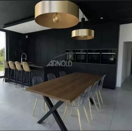 Cuisine moderne dans une maison contemporaine Intérieur d'une maison contemporaine avec une cuisine moderne et une salle à manger spacieuse.