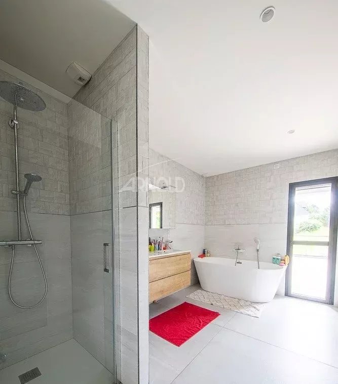 Salle de bain contemporaine Salle de bain moderne avec douche à l'italienne et baignoire, éclairée par la lumière naturelle.