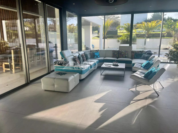 Intérieur d'une maison contemporaine à Vannes avec un salon lumineux et moderne.