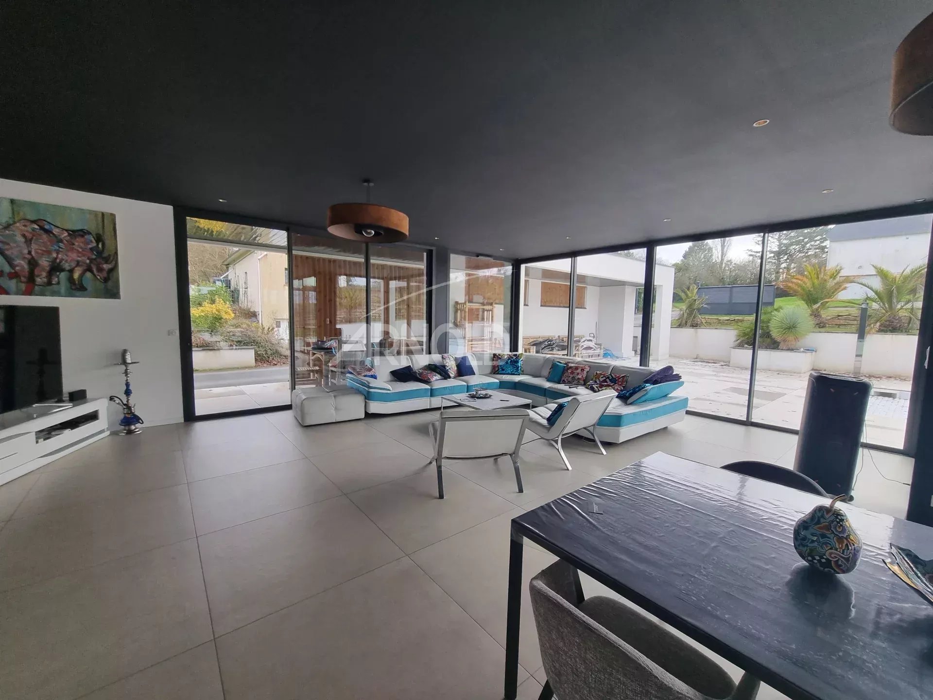 Intérieur d’une maison contemporaine à Vannes Intérieur d'une maison contemporaine à Vannes avec salon lumineux et cuisine ouverte.