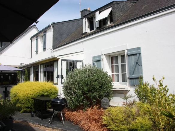 Charming house in Belz with garden and terrace, surrounded by greenery.