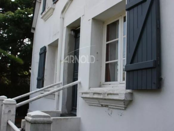 Charming house in Belz with shuttered windows, entrance and staircase.