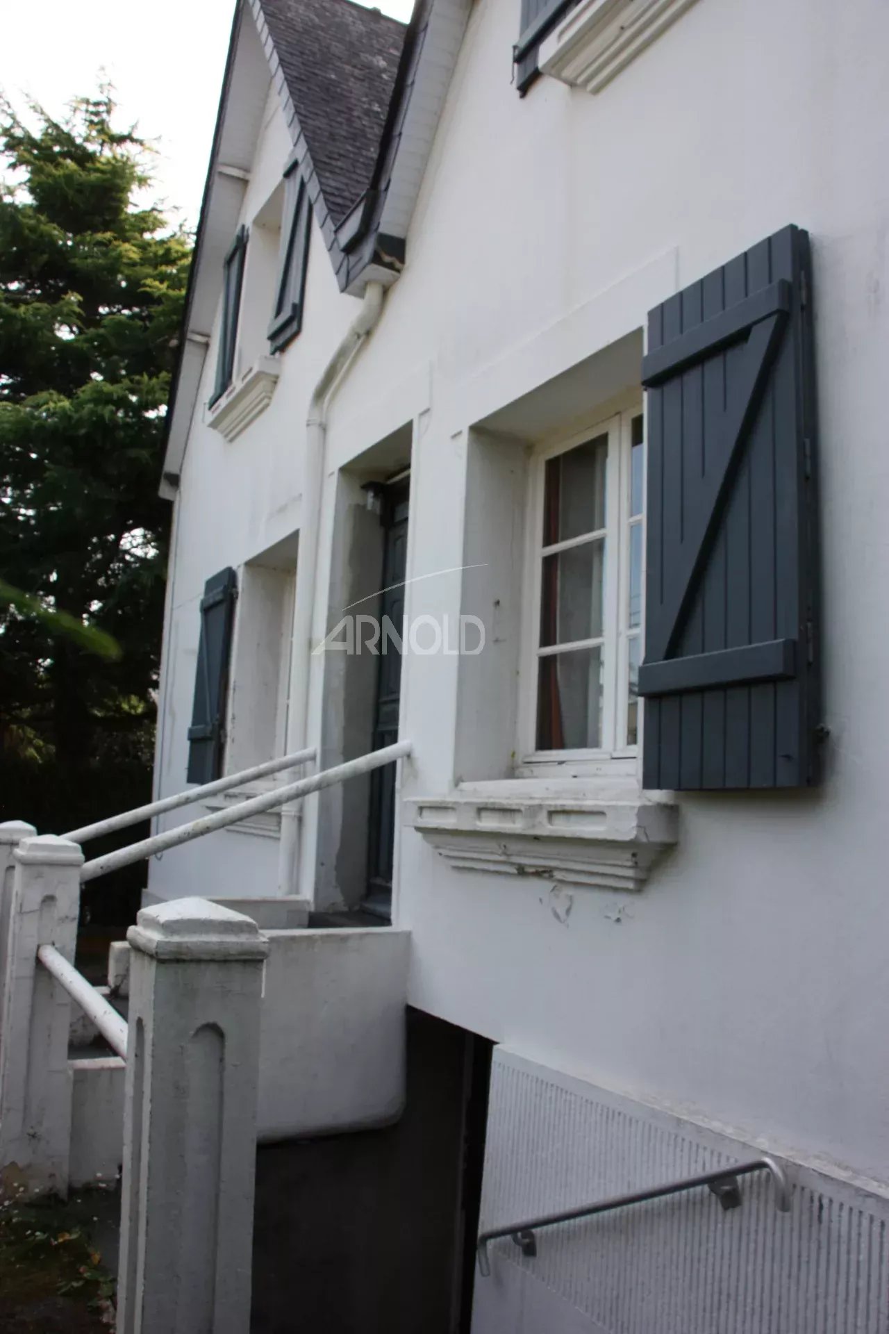 Charming house in Belz with shuttered windows, entrance and staircase.