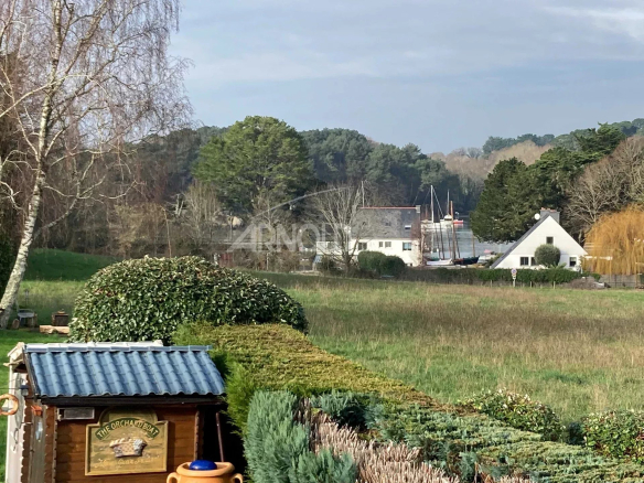 Maison néo bretonne avec vue sur le port à Séné, Vannes, entourée de verdure.