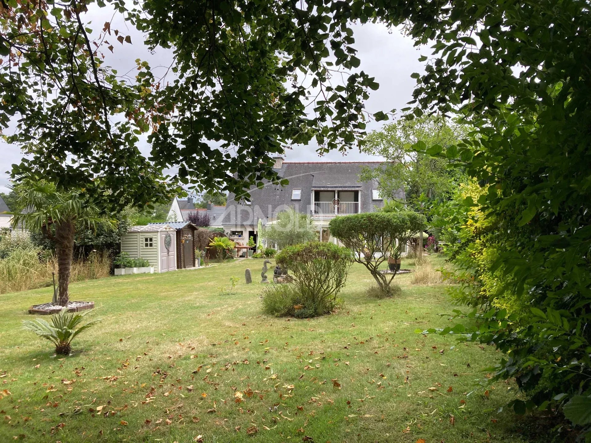 Maison néo bretonne entourée de verdure à Séné, près de Vannes.