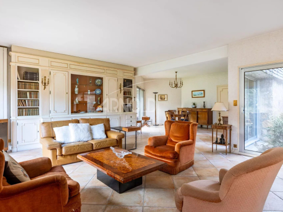 Intérieur d'une maison contemporaine à Vannes, salon spacieux avec canapé et table basse.