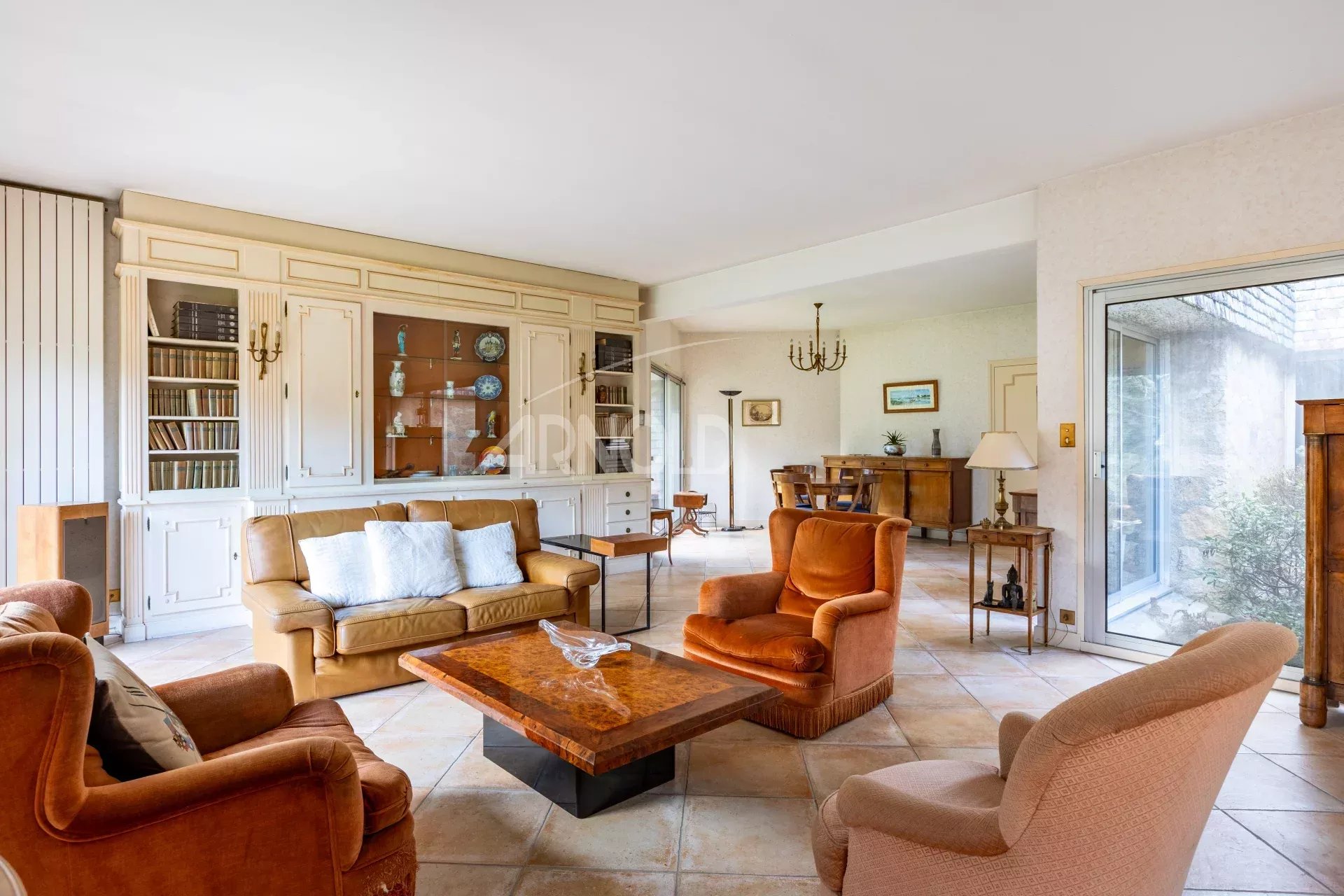 Salon d’une maison contemporaine à Vannes Intérieur d'une maison contemporaine à Vannes, salon spacieux avec canapé et table basse.