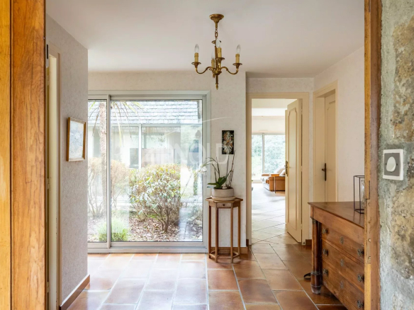 Intérieur d'une maison contemporaine à Vannes avec un hall d'entrée et une vue sur le jardin.