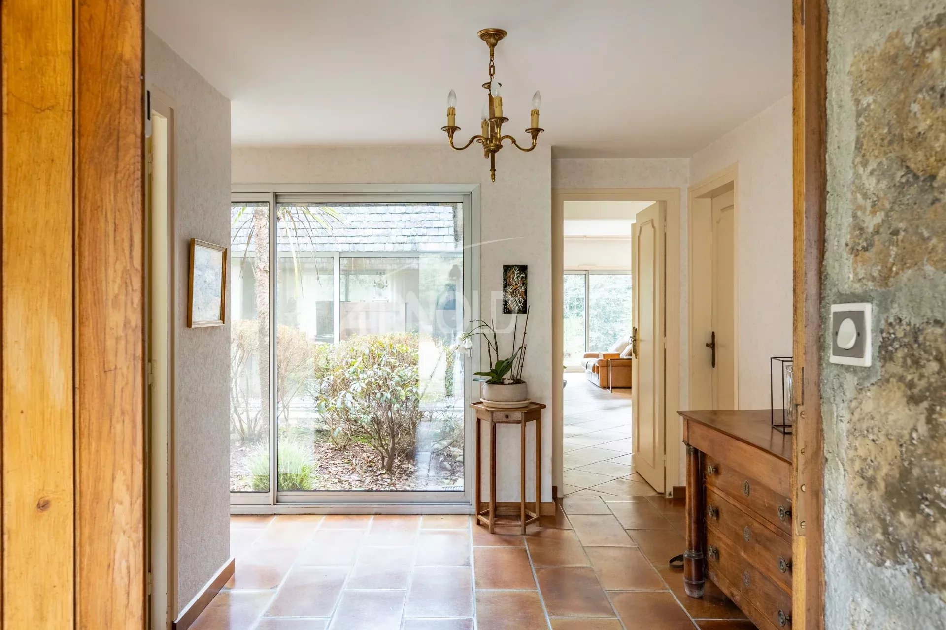 Intérieur d’une maison contemporaine à Vannes Intérieur d'une maison contemporaine à Vannes avec un hall d'entrée et une vue sur le jardin.