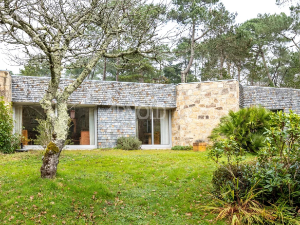 Maison contemporaine signée Yves GUILLOU avec jardin arboré à Vannes.