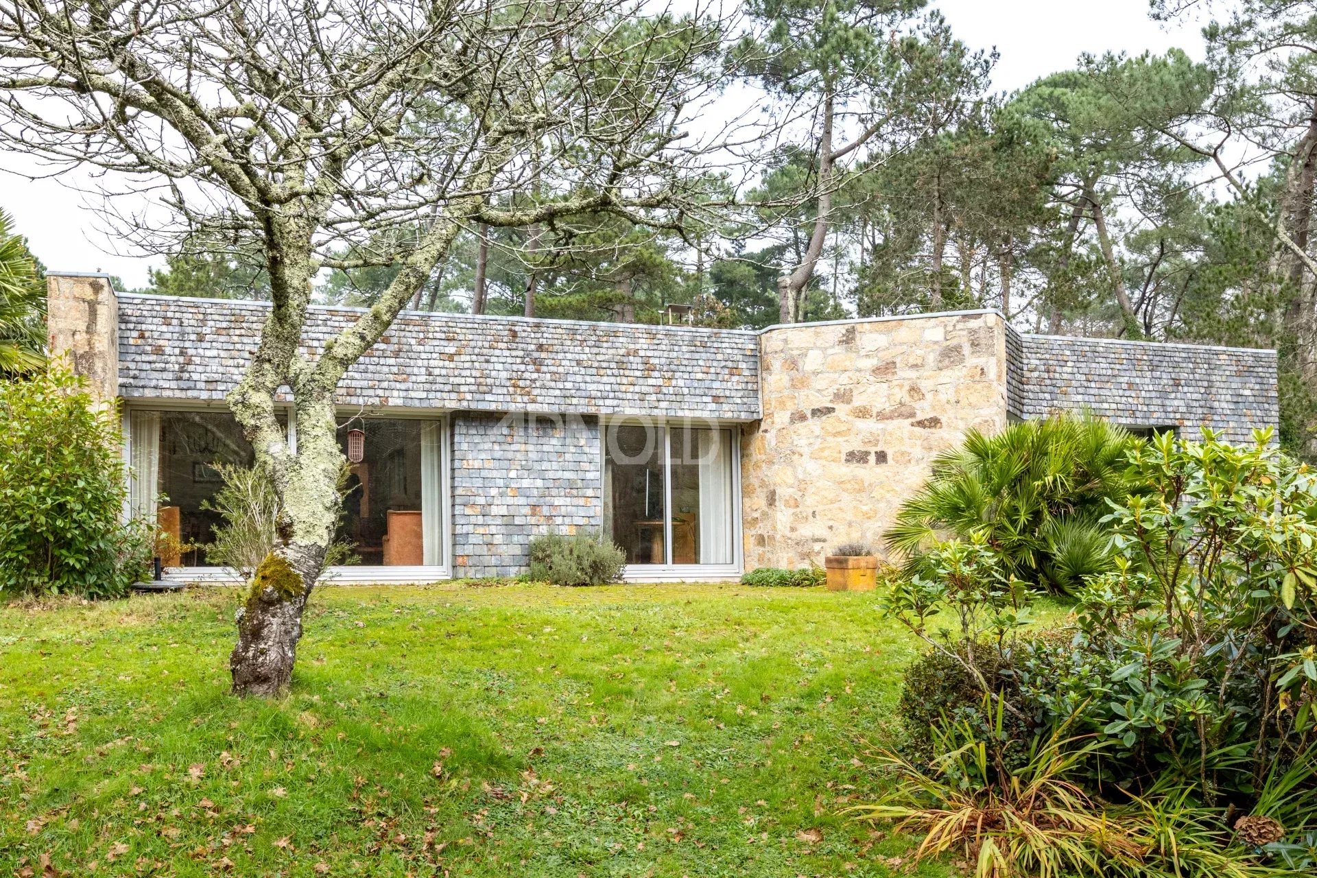 Maison contemporaine à Vannes Maison contemporaine signée Yves GUILLOU avec jardin arboré à Vannes.