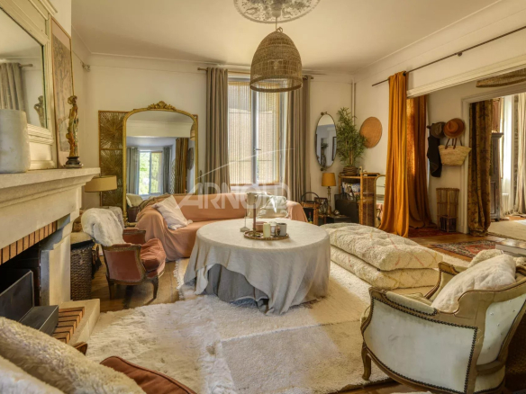 Intérieur d'une maison bourgeoise à Saint-Étienne-de-Montluc, salon chaleureux avec mobilier élégant.