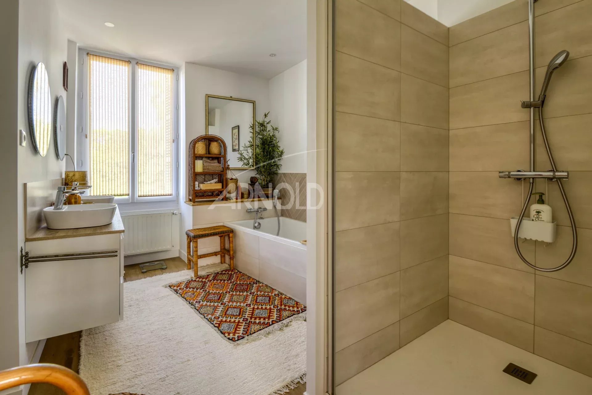 Salle de bain élégante à Saint-Étienne-de-Montluc Salle de bain moderne avec baignoire, douche et décoration chaleureuse à Saint-Étienne-de-Montluc.