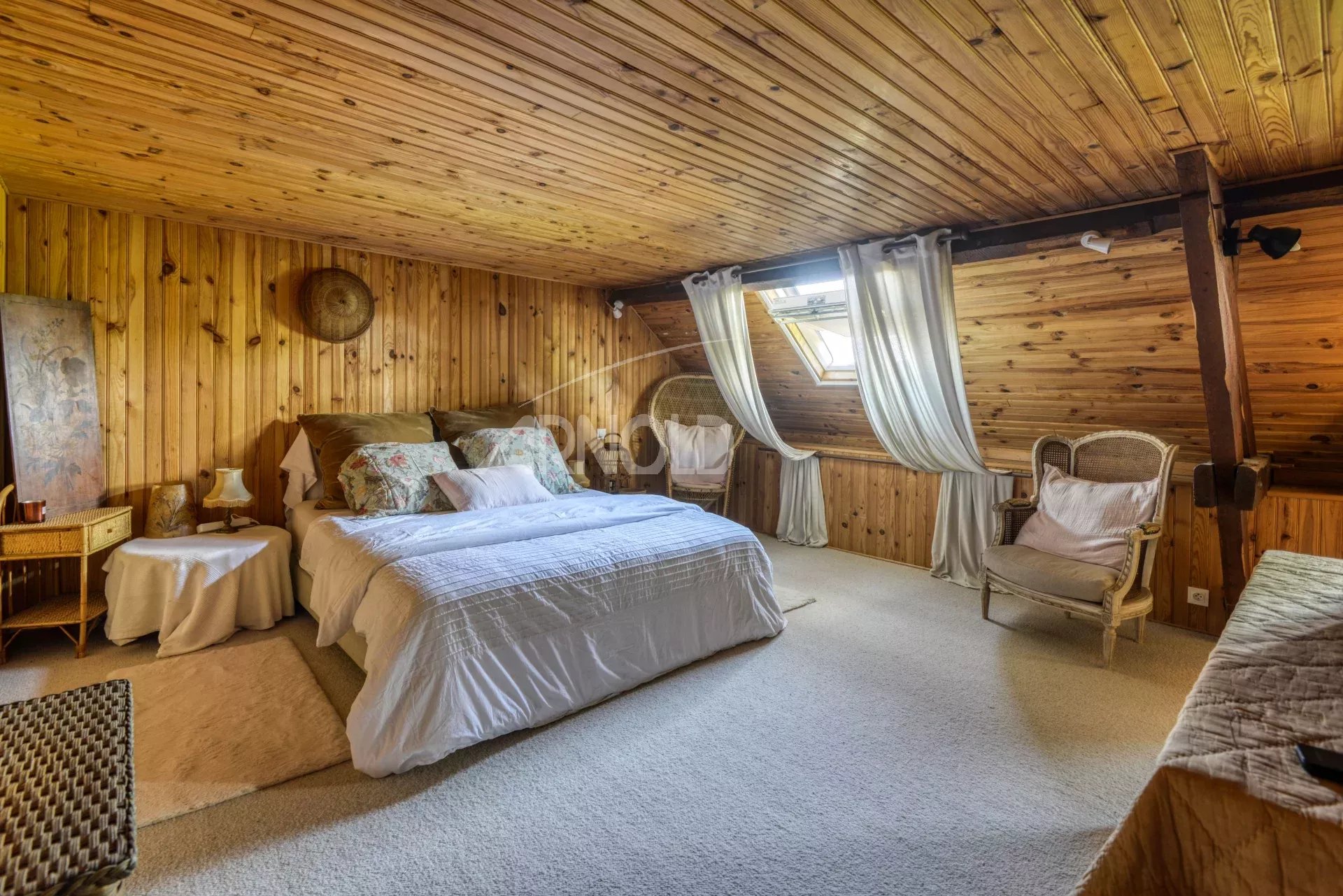 Chambre dans une maison bourgeoise Chambre chaleureuse avec poutres en bois et décoration simple, située dans une maison à Saint-Étienne-de-Montluc.