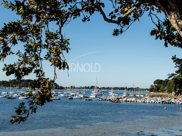 Vue panoramique sur le Golfe du Morbihan avec des bateaux au mouillage.