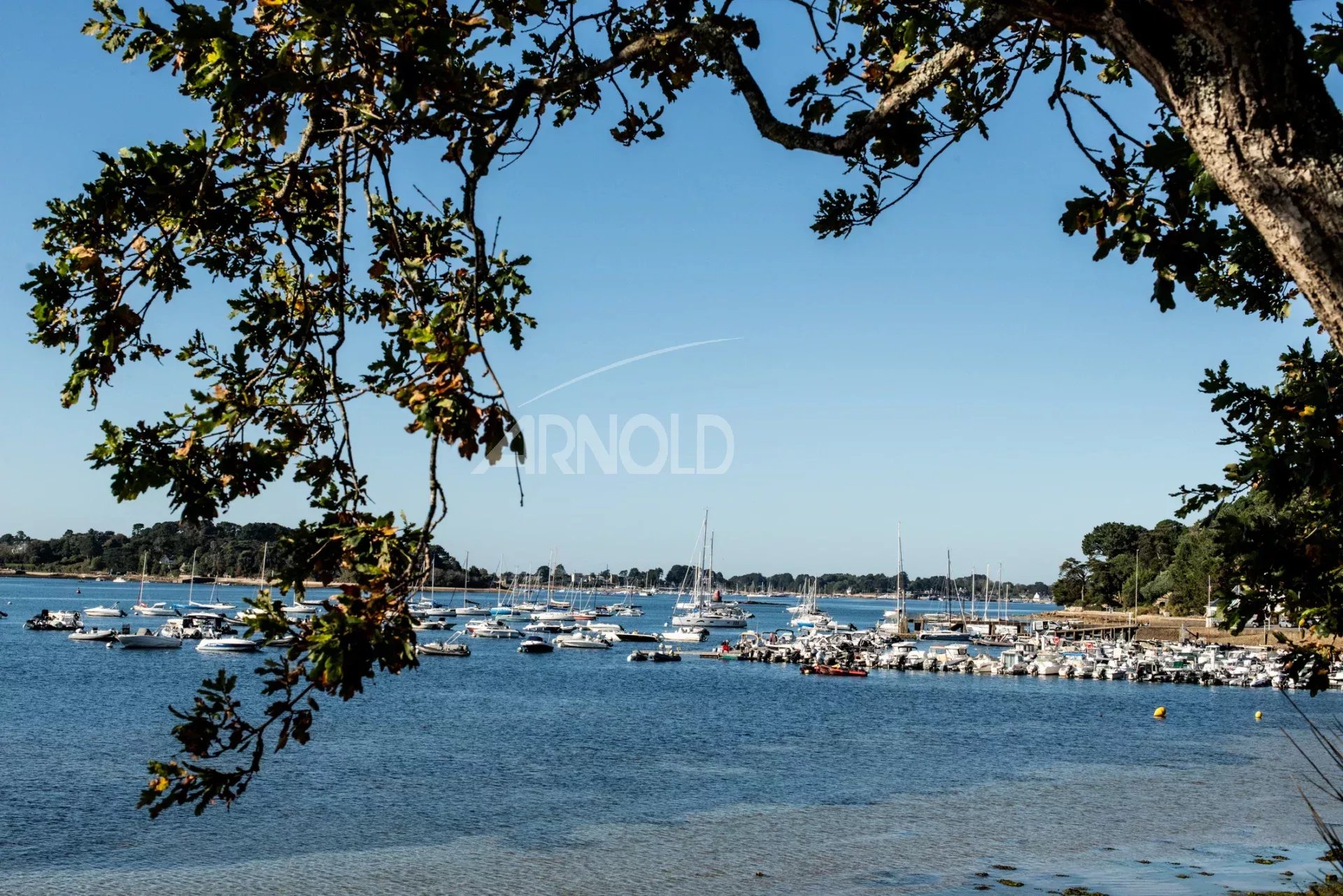 Vue sur le Golfe du Morbihan Vue panoramique sur le Golfe du Morbihan avec des bateaux au mouillage.