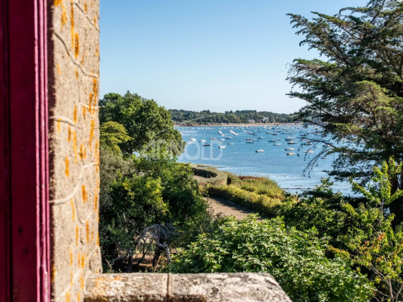 Vue panoramique sur le Golfe du Morbihan depuis une propriété à Arradon.