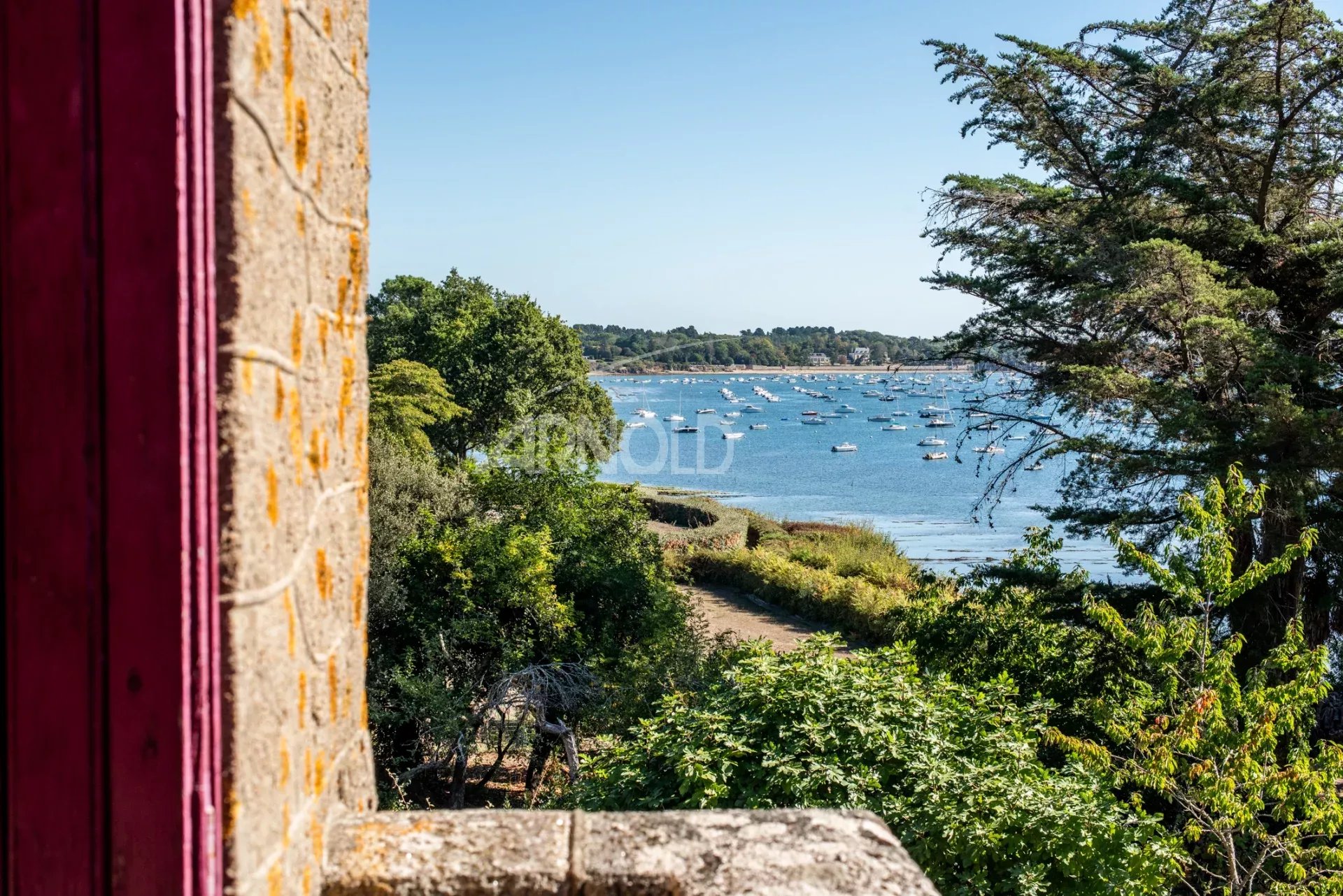 Propriété avec vue sur le Golfe du Morbihan Vue panoramique sur le Golfe du Morbihan depuis une propriété à Arradon.