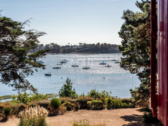 Vue panoramique sur le Golfe du Morbihan depuis une propriété à Arradon.