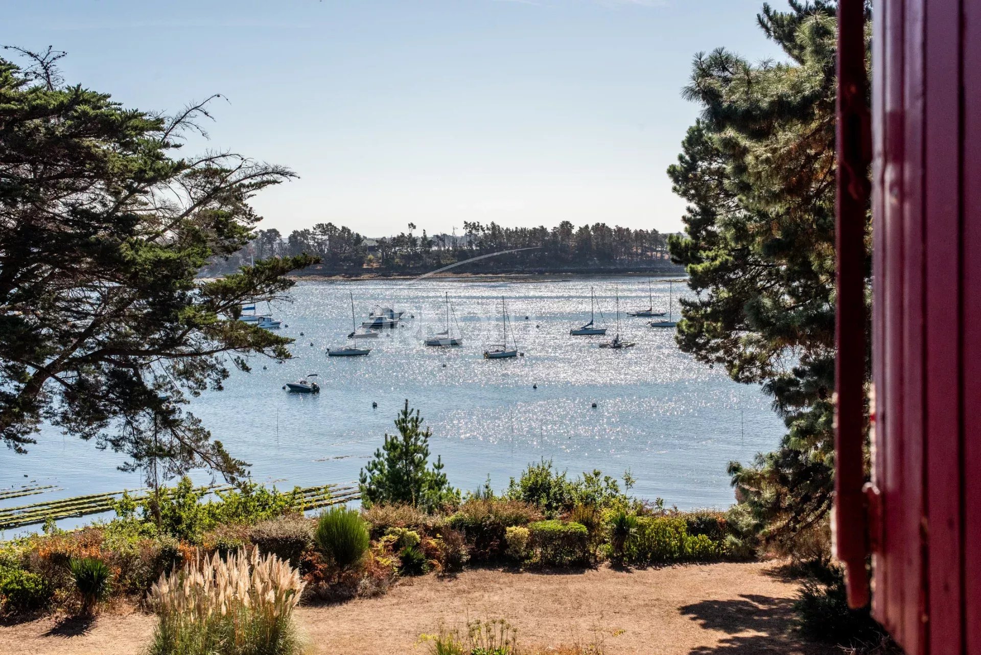 Propriété avec vue sur le Golfe du Morbihan Vue panoramique sur le Golfe du Morbihan depuis une propriété à Arradon.