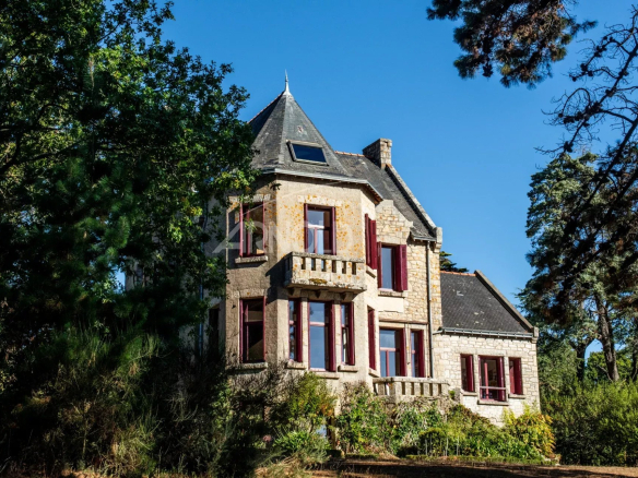 Maison de caractère avec vue sur le Golfe du Morbihan, entourée d'arbres.