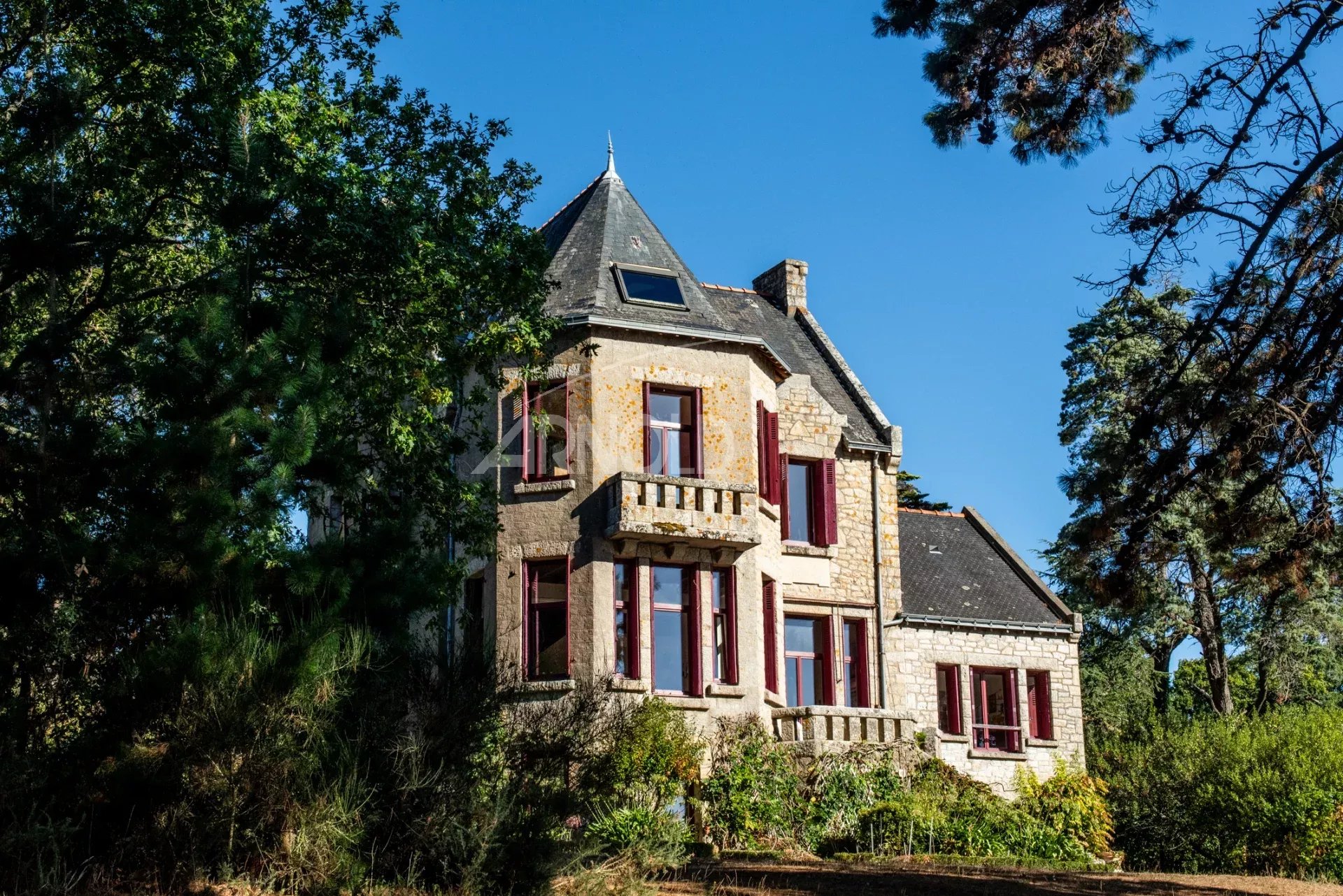 Propriété d’exception à Arradon Maison de caractère avec vue sur le Golfe du Morbihan, entourée d'arbres.