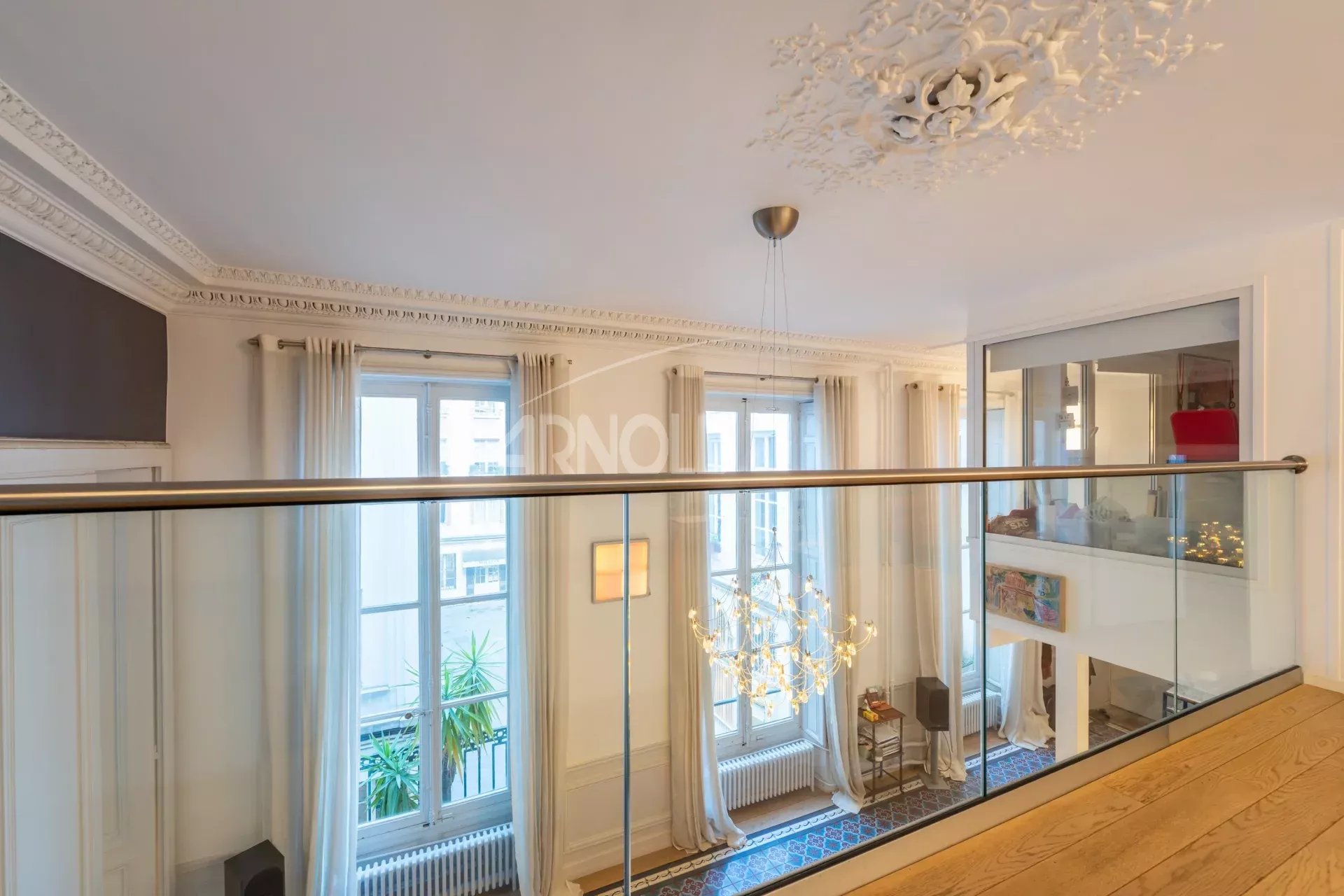 Duplex lumineux à Paris 9ème Intérieur d'un duplex de 127 m² avec balustrade en verre et lumière naturelle à Paris 9ème.