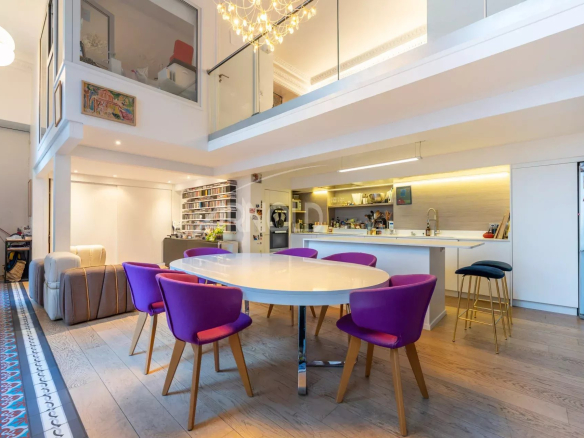 Intérieur d'un duplex de 127 m² avec salle à manger et cuisine ouverte, éclairage moderne.