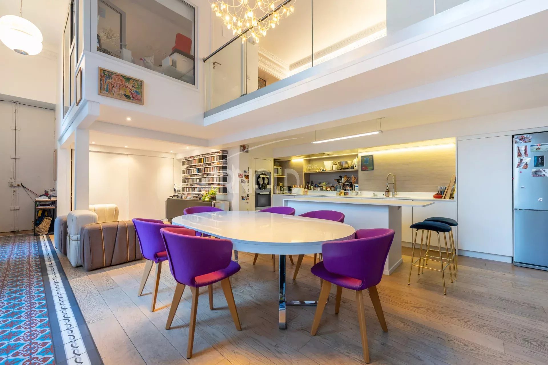 Duplex lumineux de 127 m² à Paris 9 Intérieur d'un duplex de 127 m² avec salle à manger et cuisine ouverte, éclairage moderne.