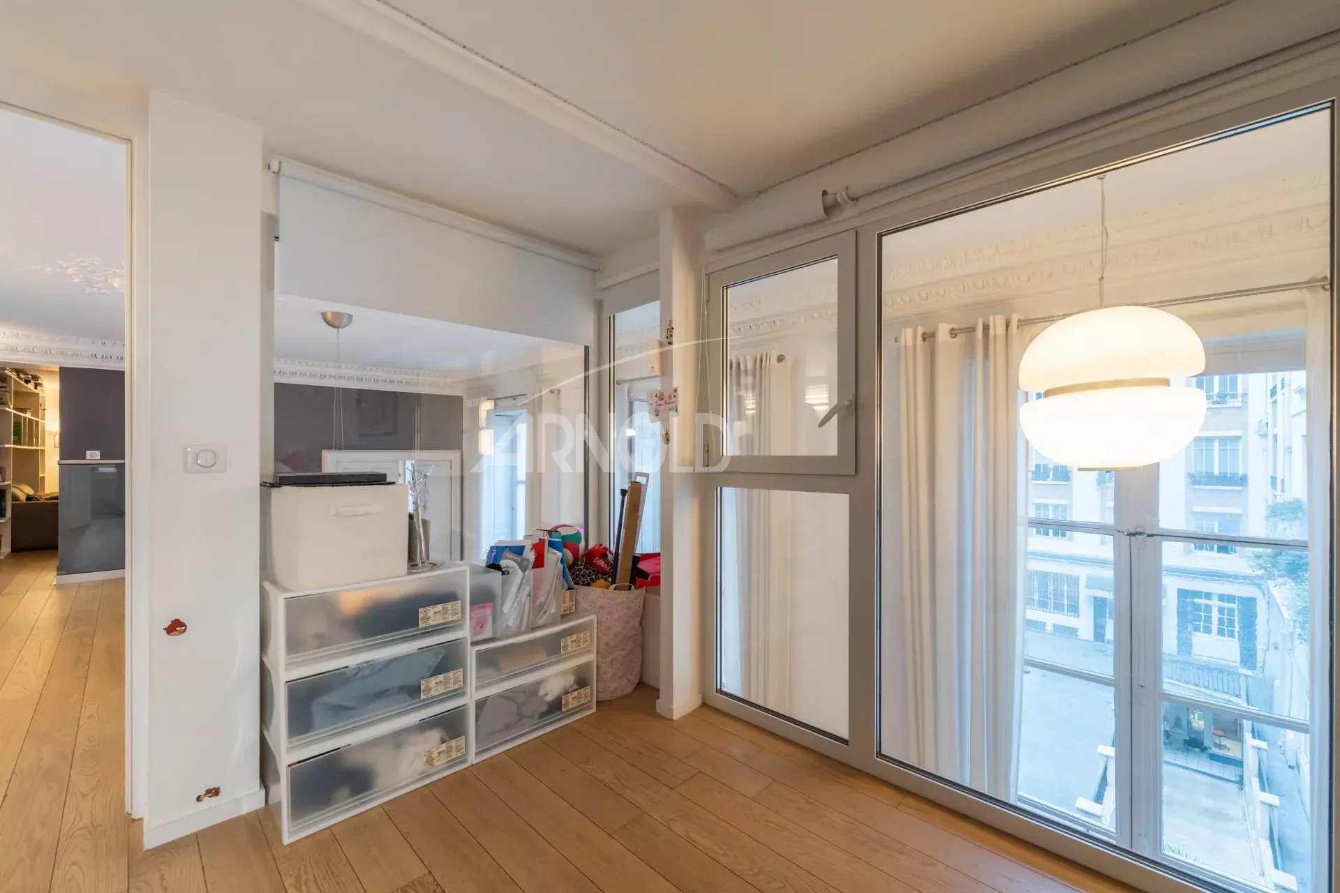 Duplex lumineux à Paris 9 Intérieur d'un duplex lumineux avec grandes fenêtres et espace de vie spacieux.