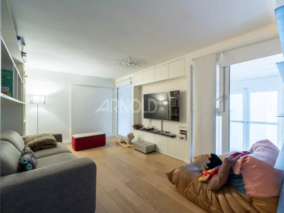 Intérieur d'un duplex de 127 m² avec salon lumineux et hauteur sous plafond de 5 mètres.