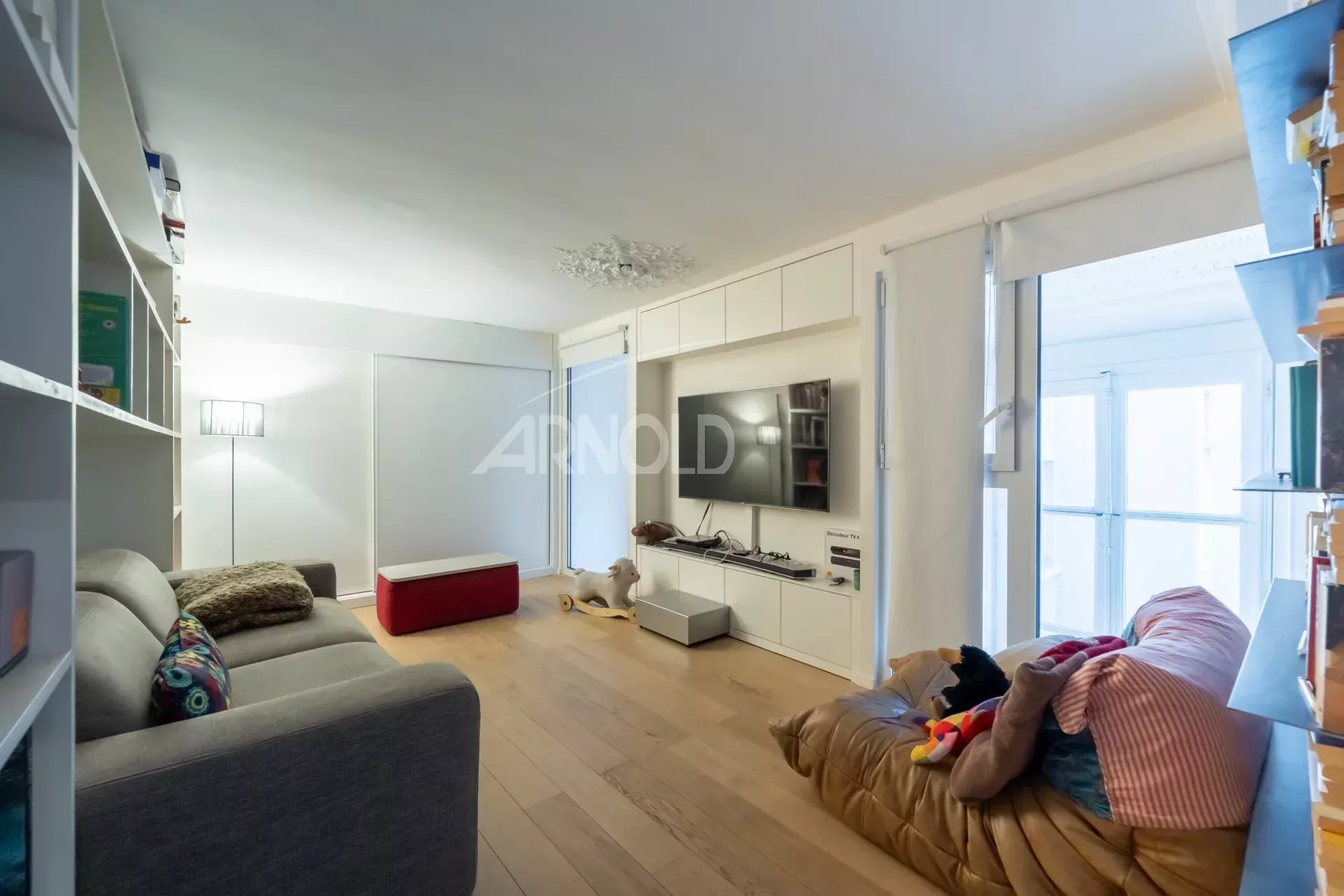 Duplex lumineux à Paris 9 Intérieur d'un duplex de 127 m² avec salon lumineux et hauteur sous plafond de 5 mètres.