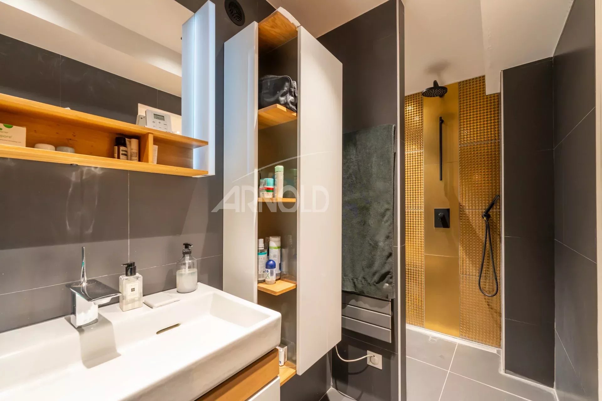 Salle de bain duplex Paris 9 Salle de bain moderne avec douche et lavabo dans un duplex à Paris 9.