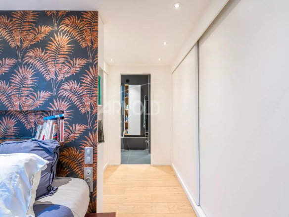 Intérieur d'un duplex de 127 m² avec décoration moderne dans un hôtel particulier à Paris 9ème.