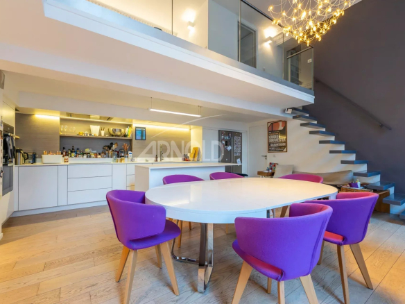 Intérieur d'un duplex de 127 m² avec cuisine ouverte et salle à manger, Paris 9ème.